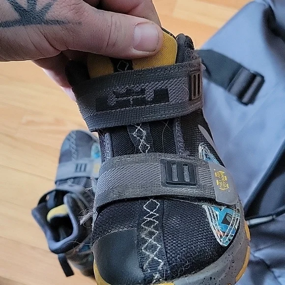 Shoes - Picture 3 of 3